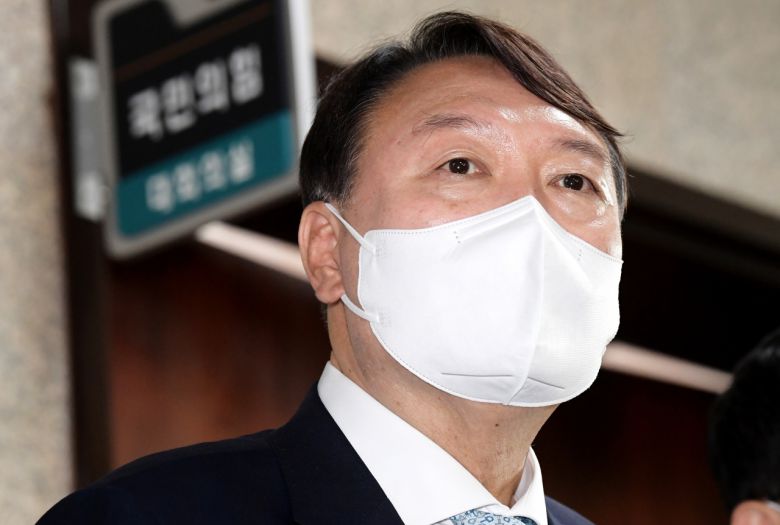 국민의힘 윤석열 대선 예비후보가 2일 오전 서울 여의도 국회에서 이준석 당대표와 김기현 원내대표 및 최고위원들을 예방한 뒤 취재진의 질문에 답하고 있다. [연합]