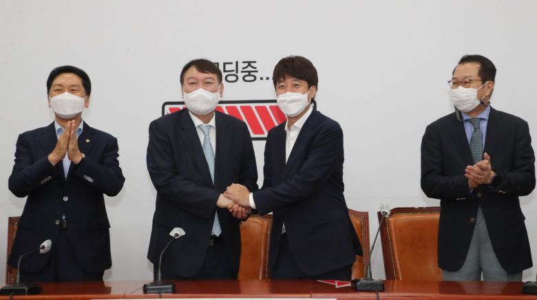 이준석 국민의힘 대표가 2일 오전 서울 여의도 국회에서 윤석열 대선 예비후보를 접견하며 손을 잡고 인사하고 있다. 왼쪽부터 김기현 원내대표, 윤석열 예비후보, 이준석 대표, 권영세 대외협력위원장. [헤럴드경제=이상섭 기자]