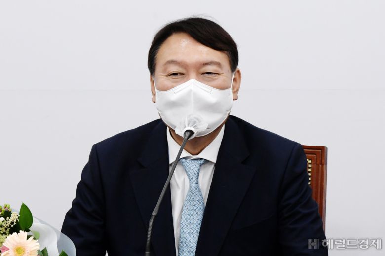 [헤럴드경제=이상섭 기자] 국민의힘 대선 예비후보인 윤석열 전 검찰총장이 2일 오전 서울 여의도 국회에서 이준석 국민의힘 대표와 김기현 원내대표 및 최고위원들을 예방, 발언하고 있다.