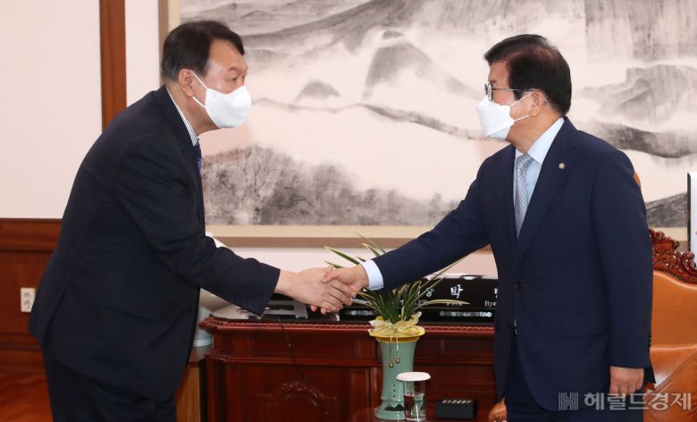 [헤럴드경제=이상섭 기자] 국민의힘 대선 예비후보인 윤석열 전 검찰총장이 3일 오전 서울 여의도 국회에서 박병석 국회의장을 예방하고 있다.