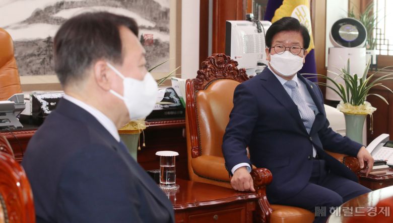 [헤럴드경제=이상섭 기자] 국민의힘 대선 예비후보인 윤석열 전 검찰총장이 3일 오전 서울 여의도 국회에서 박병석 국회의장을 예방한 가운데 윤석열 전 검찰총장이 발언을 하고 있다.