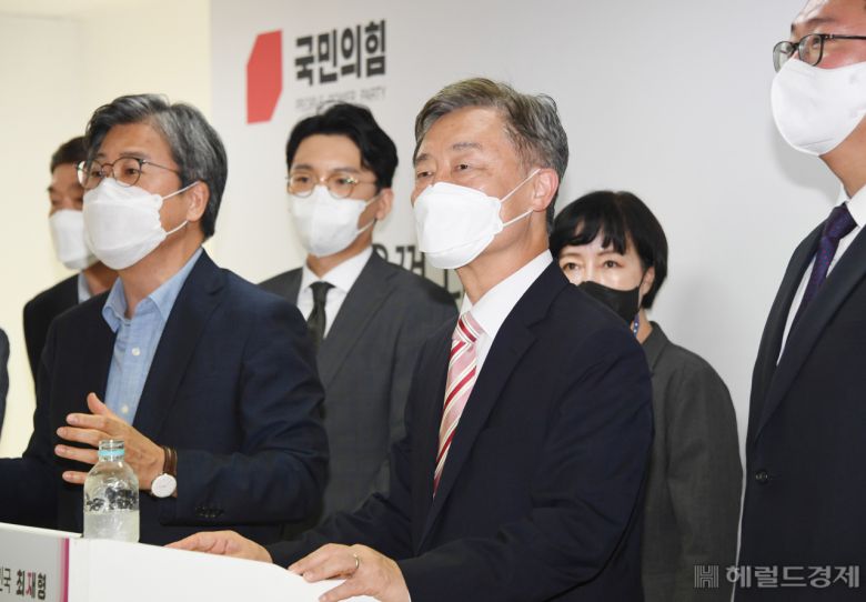 [사진=국회사진기자단] [헤럴드경제=이상섭 기자] 최재형 전 감사원장이 2일 오후 국회 앞 대하빌딩에 마련된 '열린캠프'에서 프레스룸 오픈데이에 참석해 인사말을 하고 있다.