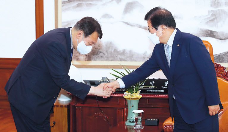 국민의힘 대선 예비후보인 윤석열 전 검찰총장이 3일 오전 서울 여의도 국회에서 박병석 국회의장을 예방하고 있다. 이상섭 기자