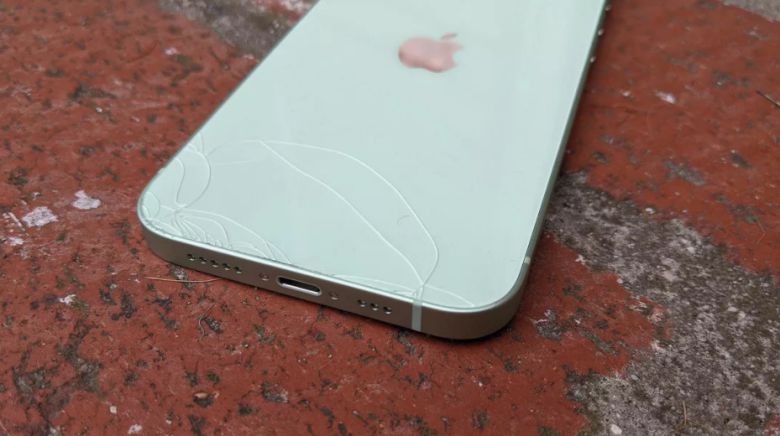 IT전문매체 씨넷(Cnet)이 자체 수행한 낙하 테스트를 거친 후 ‘아이폰12’의 모습. 1m 높이에서 아이폰12의 후면부가 바닥을 향하게 한 상태로 떨어트리자, 뒷면 유리가 손상됐다. [출처 씨넷(Cnet)]