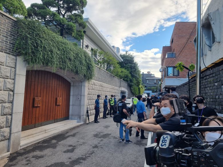 9일 오전 서울 서대문구 연희동 전두환 전 대통령의 자택 앞. 전씨가 재판에 출석하는 모습을 지켜보기 위해 많은 취재진이 몰려 있다. 경비 중인 경찰들의 모습도 보인다. 경찰은 이날 자택 200m 앞에 철제 펜스를 쳐 취재진과 시위 인력을 통제했다. 김지헌 기자