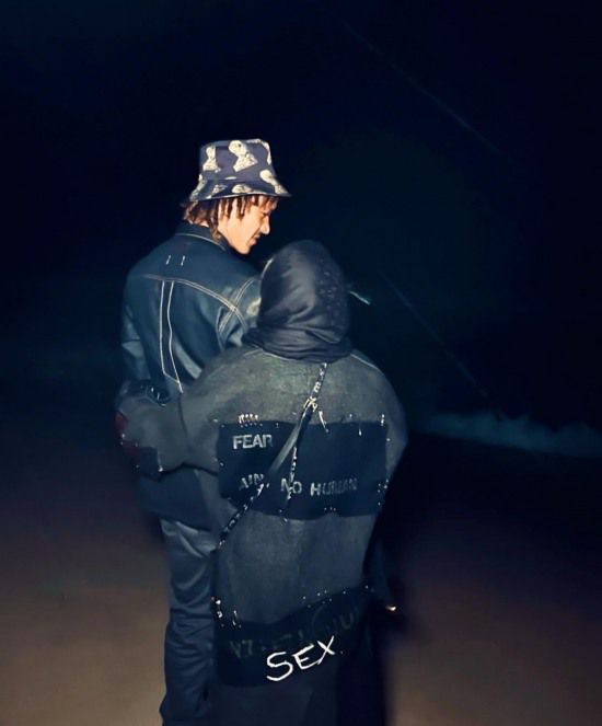 마돈나(64)가 20대 남자친구와 달달한 데이트 인증샷을 찍어 화제다.