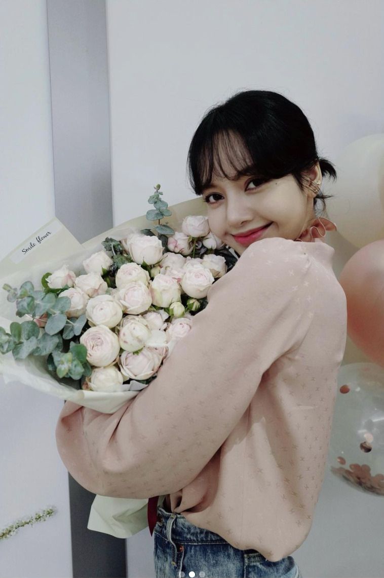 ‘최애돌’은 최근 30일 동안의 누적 순위를 환산해 1위를 달성하면 기부천사, 각종 기념일에 55,555,555표 이상을 달성하면 기부요정으로 선정해 기부하고 있다. 기부천사가 된 강다니엘, 리사는 자신의 이름으로 각 50만 원씩 총 100만 원을 ‘밀알복지재단’ 코로나19로 고립된 장애인을 위한 기금으로 기부한다. ‘최애돌’ 총 누적기부금액은 2억 5,300만 원에 이른다.