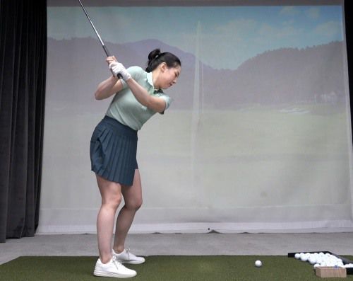 몸통회전의 나쁜 예를 설명하는 심지현 프로.