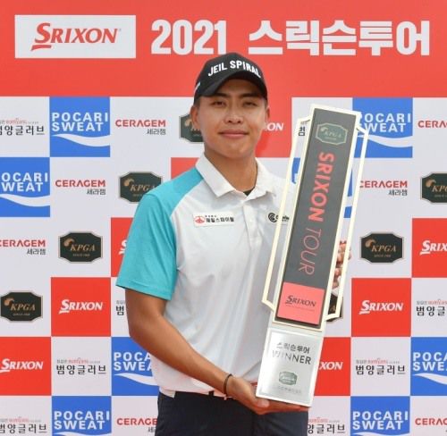 황두현이 프로 데뷔후 생애 첫 우승트로피를 들어올렸다. [사진=KPGA]