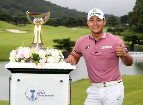 우승 트로피 옆에서 포즈를 취한 서요섭. [사진=KPGA]