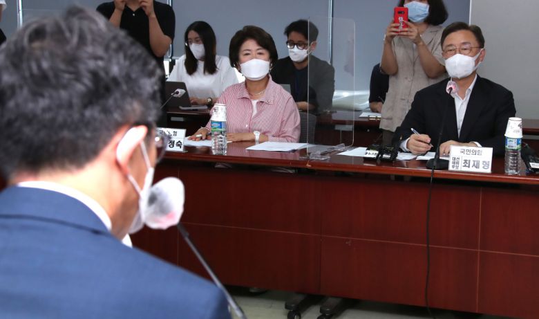 국민의힘 대권주자인 최재형 전 감사원장(오른쪽)이 17일 서울 용산구 대한의사협회에서 열린 코로나19 방역 대책 등에 대한 간담회에서 이필수 대한의사협회 회장의 발언을 듣고 있다. [연합]