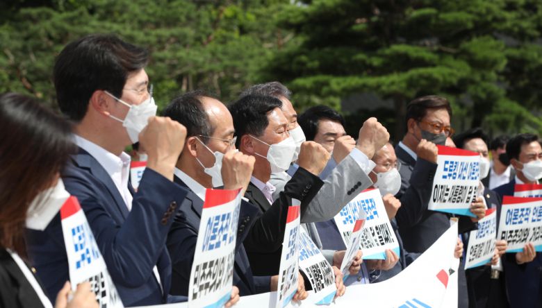 국민의힘 김기현 원내대표와 의원들이 17일 서울 종로구 청와대 앞 분수대 광장에서 긴급 의원총회에서 구호를 외치고 있다. [연합]