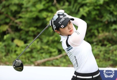 상금 순위 경쟁중인 박현경. [사진=KLPGA]