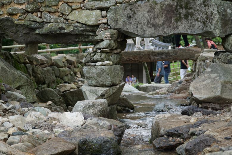 소쇄원은 자연 개천의 흐름을 방해하지 않기 위해 담 아래를 뚫었다.