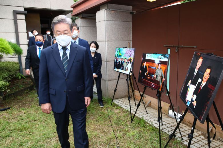 더불어민주당 대권주자인 이재명 경기지사가 22일 서울 마포구 김대중 전 대통령 사저에서 한반도 평화 정책을 발표하기 위해 도착하고 있다. [연합]