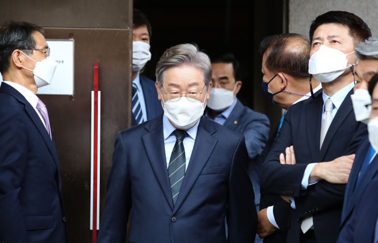 더불어민주당 대권주자인 이재명 경기지사가 22일 서울 마포구 김대중 전 대통령 사저에서 한반도 평화 정책을 발표하기 위해 도착하고 있다. [연합]