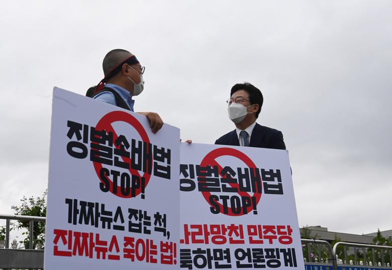 국민의힘 유승민 대선 예비후보가 24일 오전 국회 앞에서 허위·조작 보도에 징벌적 손해배상 적용을 내용으로 하는 언론중재 및 피해구제 등에 관한 법률(언론중재법) 개정안을 반대하며 1인 시위를 하는 허성권 KBS 노조위원장을 찾아 대화하고 있다. 이상섭 기자