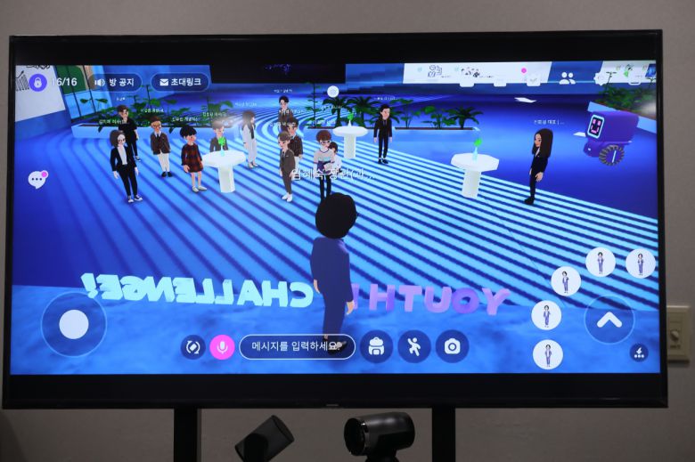 네이버 메타버스 플랫폼 ‘제페토’에 등장한 임혜숙 과기정통부 장관 아바타 캐릭터 모습. 맨앞 캐릭터가 임 장관이다. [과기정통부 제공]