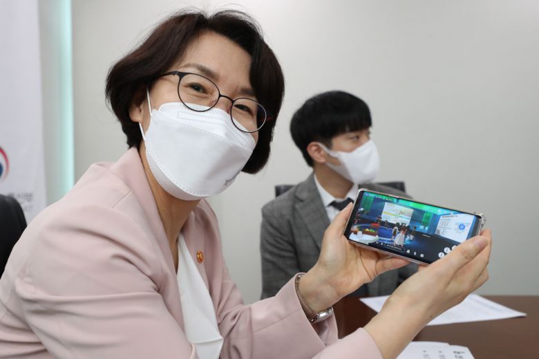 임혜숙 과기정통부 장관이 네이버 메타버스 플랫폼 ‘제페토’ 속 자신의 모습을 보여주며 포즈를 취하고 있다. [과기정통부 제공]