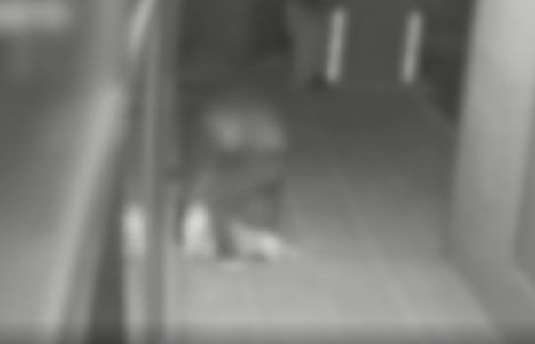 황씨가 남자친구에게 폭행 당한 뒤 쓰러진 모습. [SBS 방송화면 캡처]