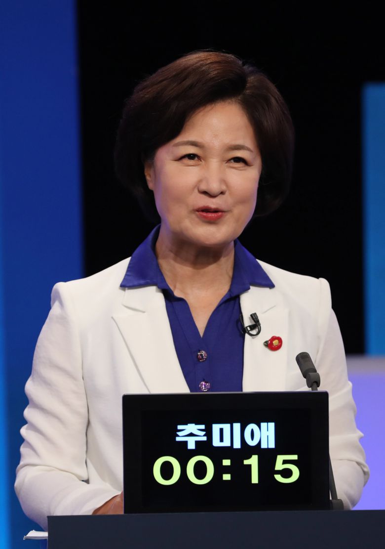 더불어민주당 추미애 대선 예비후보가 11일 오후 서울 여의도 KBS에서 열린 본경선 3차 TV토론에 참석해 토론준비를 하고 있다. [연합]