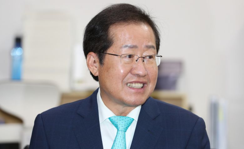 국민의힘 대권주자인 홍준표 의원이 19일 충북도청 기자실을 방문해 발언하고 있다. [연합]