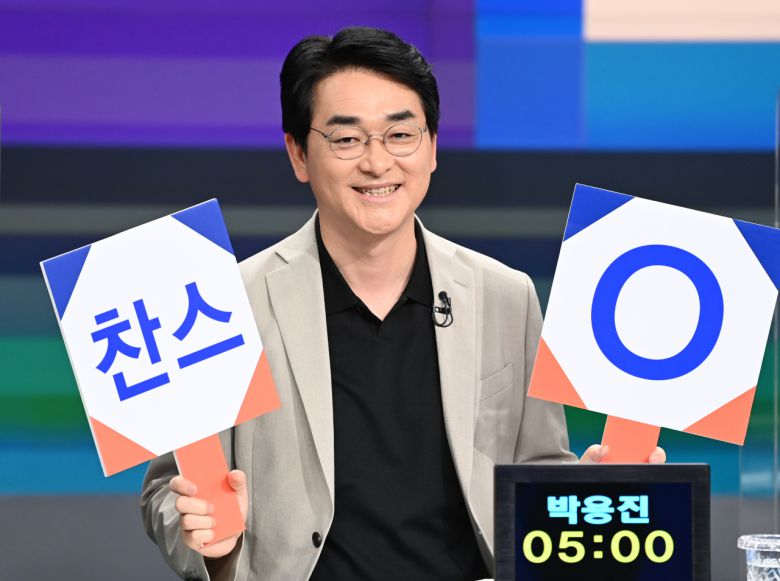 더불어민주당 대선 예비후보자인 박용진 의원이 5일 서울 마포구 JTBC 스튜디오에서 합동 TV토론에서 '찬스, OX' 퀴즈판을 들고 미소짓고 있다. [연합]