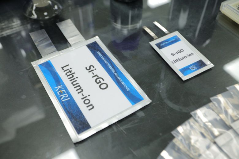 실리콘·그래핀 복합음극재 기반 파우치형 풀 셀(Full Cell).[한국전기연구원 제공]