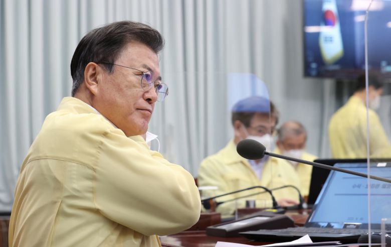 문재인 대통령이 30일 오후 청와대에서 열린 수석·보좌관회의에서 발언을 위해 마스크를 벗고 있다. [연합]