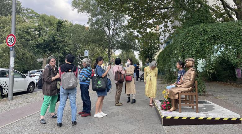 베를린시 미테구청은 2일 현지 시민단체 코리아협의회에 보낸 서한에서 소녀상이 미테구 모아비트지역 비르켄가에 머물 수 있도록 하는 특별허가를 내년 9월 28일까지 1년 연장하기로 지난달 17일 회의에서 의결했다고 밝혔다. 사진은 베를린 평화의 소녀상 앞에서 대화를 나누고 있는 시민들. [연합]
