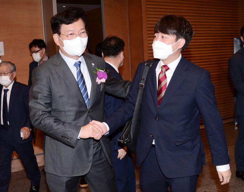 8일 오전 서울 중구 대한상공회의소 국제회의장에서 열린 ‘헤럴드 기업포럼 2021’에서 송영길 더불어민주당 대표와 이준석 국민의힘 대표가 대화를 나누고 있다. [박해묵 기자]