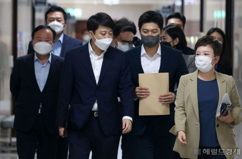 [헤럴드경제=이상섭 기자] 국민의힘 이준석 대표 등 지도부가 9일 오전 서울 여의도 국회에서 열린 최고위원회의에 입장하고 있다.