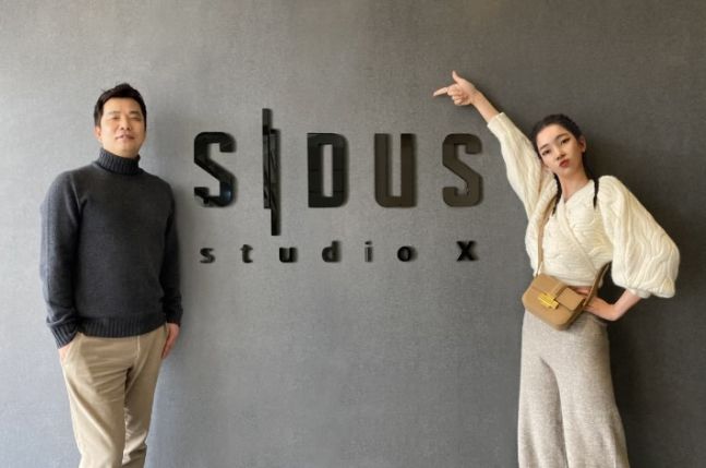 백승엽 싸이더스 스튜디오엑스 대표와 로지. [싸이더스 제공]