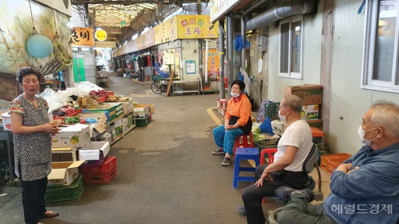 대인시장에서 만난 상인들은 추석 명절 특수는 사라진 지 오래라며 허탈한 표정이었다. 정치권에 대한 불신도 높아가는 상황이었다. 서인주기자