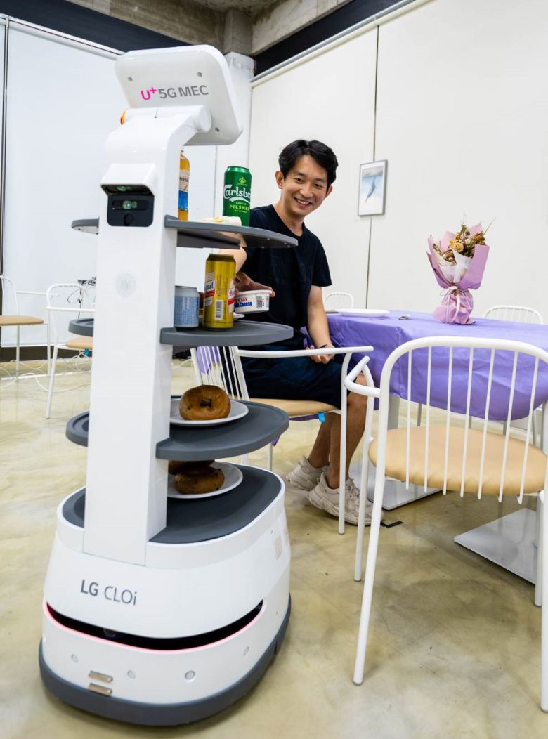 MEC에 탑재된 자율 주행 엔진을 통해 LG전자 배송로봇들이 음료를 서빙하는 모습. [LG유플러스 제공]