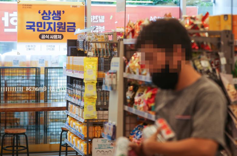 서울 시내 한 편의점에 국민지원금 사용처임을 알리는 홍보물이 부착돼 있다. [연합]