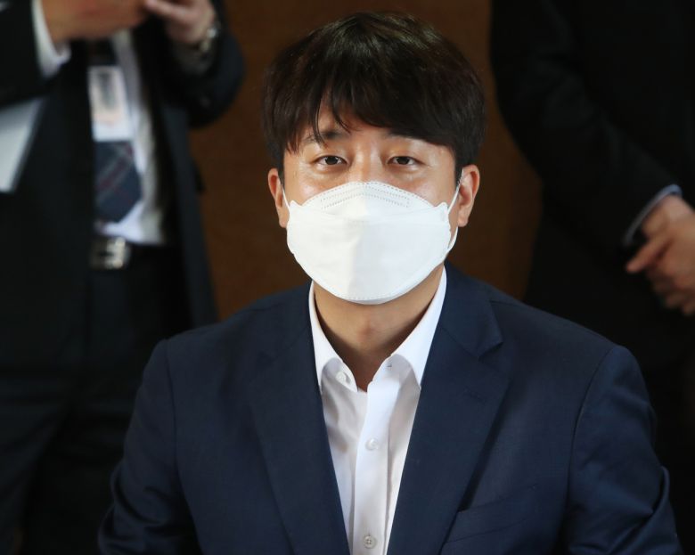 이준석 국민의힘 대표가 13일 오후 경기도 이천시 쿠팡 덕평물류센터 화재현장을 찾아 피해 주민과 간담회를 하고 있다. [연합]