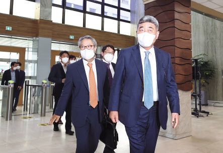 이스타항공의 새 주인이 된 ㈜성정이 인수의지와 능력을 확인하기 위해 잔금을 조기에 납입할 것을 검토하고 있다. 형남순(오른쪽) ㈜성정 회장과 정재섭 이스타항공 공동관리인이 지난 6월 24일 오후 이스타항공과 성정의 인수합병 투자계약 체결을 위해 서울 서초구 서울회생법원으로 들어서고 있다. [연합]