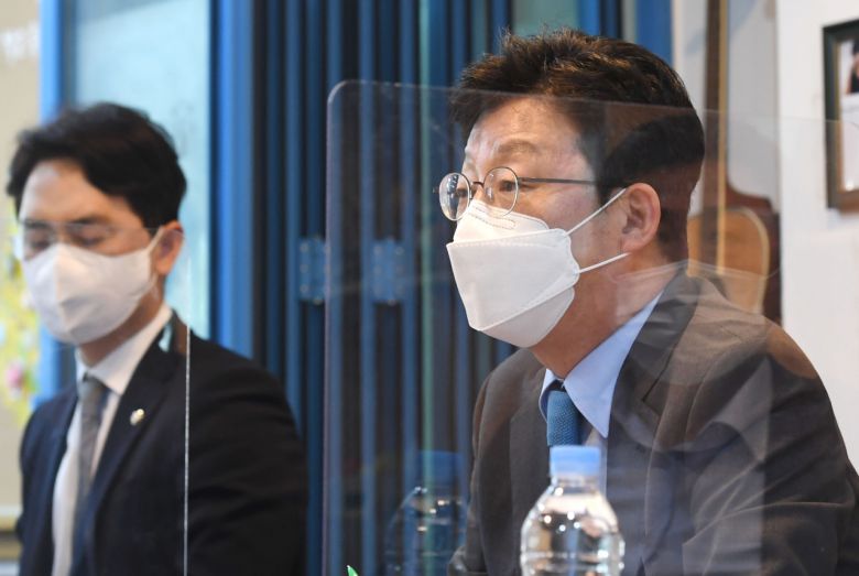 국민의힘 유승민 대선 경선 예비후보가 14일 오후 서울 서초구 푸른나무재단을 방문, 간담회를 하고 있다. [연합]