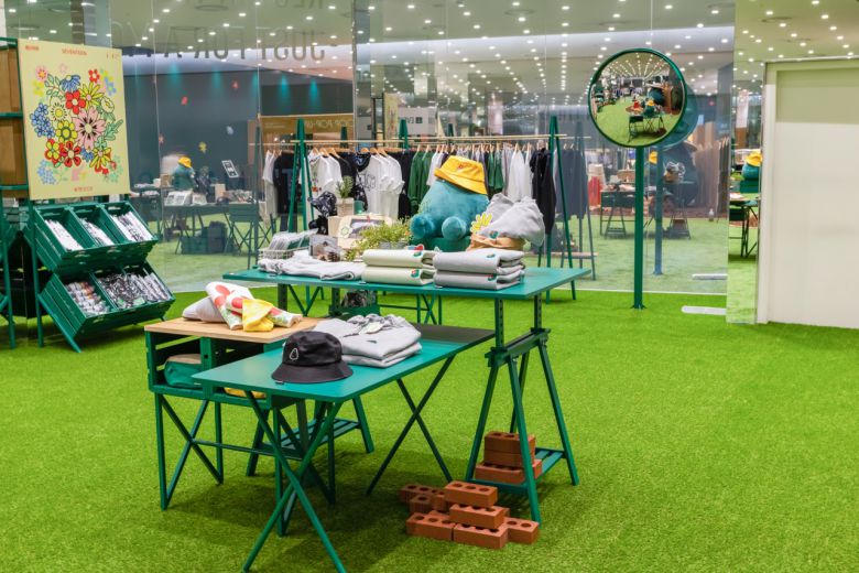 방탄소년단과 세븐틴이 출연하는 하이브의 오리지널 콘텐츠 ‘인더숲’을 토대로 선보인 더현대서울 팝업스토어 ‘인더숲’은 446㎡(약 135평) 규모, 도심 속 힐링공간이라는 콘셉트로 열려 MZ세대를 불러오고 있다. [하이브 제공]