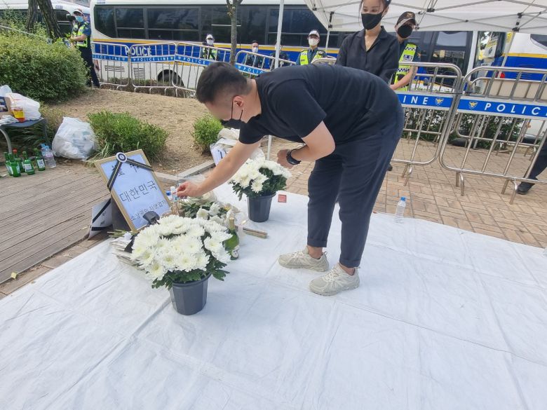 한 시민이 17일 오전 코로나19 대응 전국자영업자 비상대책위원회(자영업자 비대위) 임시 분향소를 찾아 생활고로 목숨을 잃은 자영업자들을 추모하고 있다. 김영철 기자