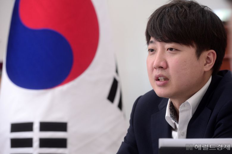 이준석 국민의힘 대표가 14일 오후 국회 국민의힘 당대표실에서 헤럴드경제와 인터뷰를 가지고 있다. [박해묵 기자/mook@heraldcorp.com]