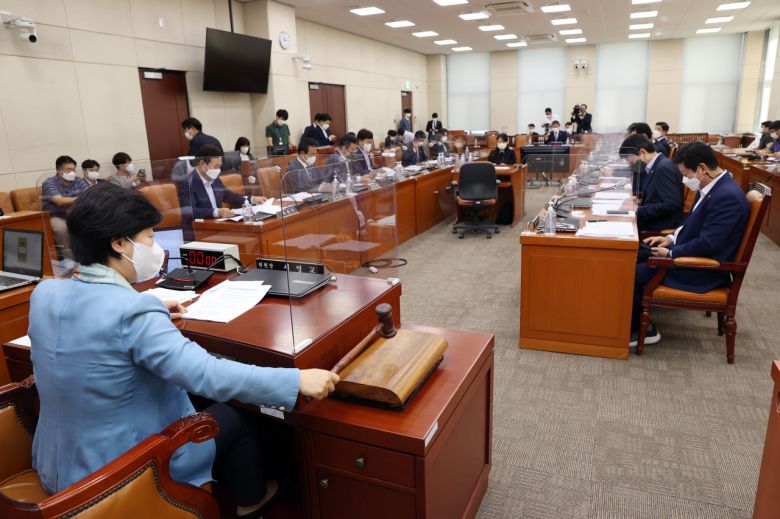 반포한강공원에서 실종된 후 숨진 채 발견된 손정민(22) 씨에 대한 공개 재수사를 요구하는 국회 청원이 심사 조건인 10만명을 달성했다.이에 국회 행정안전위원회의 심사를 받게됐다.하지만 공개재수사에 착수할 지 여부는 미지수다. 사진은 서영교 국회 행정안전위원장이 16일 서울 여의도 국회에서 열린 행정안전위원회 전체회의를 주재하고 있다. [연합]
