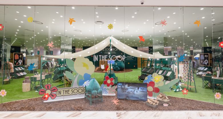 방탄소년단과 세븐틴이 출연하는 하이브의 오리지널 콘텐츠 ‘인더숲’을 토대로 선보인 더현대서울 팝업스토어 ‘인더숲’은 446㎡(약 135평) 규모, 도심 속 힐링공간이라는 콘셉트로 열려 MZ세대를 불러오고 있다. [하이브 제공]