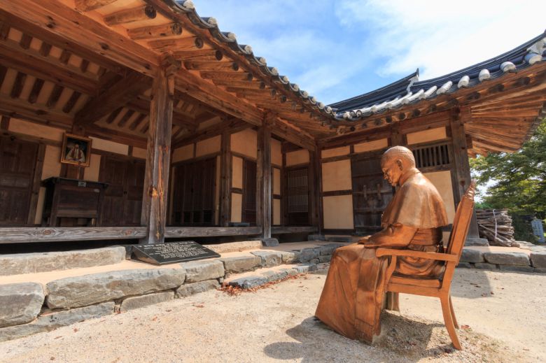 김대건 신부 생가앞에는 프란체스코 교황이 경배하는 모습이 동상으로 재현돼 있다.