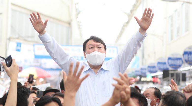 국민의힘 대선 경선 예비후보인 윤석열 전 검찰총장이 18일 오후 경남 창원시 마산합포구 마산어시장을 찾아 상인들에게 인사하고 있다. [연합]