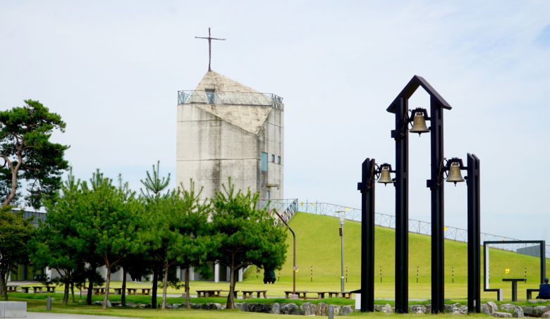 프랑스에서 가져온 신리성당 종탑. 성지인데도 사진맛집 답게 포토존 프레임도 만들어 놓았다.