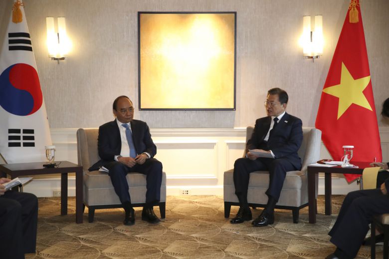 문재인 대통령이 21일(현지시각) 미국 뉴욕 시내 호텔에서 응우옌 쑤언 푹 베트남 국가주석과 정상회담을 하고있다. [연합]