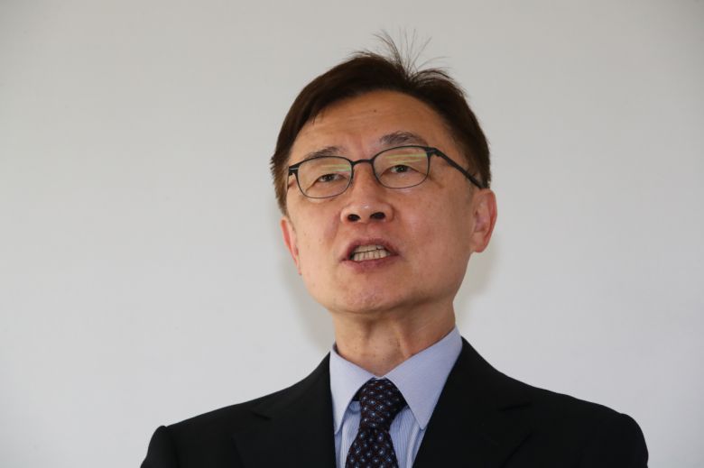 국민의힘 대권주자인 최재형 전 감사원장이 22일 서울 여의도 선거캠프에서 더불어민주당 대권주자인 이재명 경기도지사와 관련해 대장동 개발사업 시행사인 '화천대유' 의혹에 대한 입장을 발표하고 있다. [연합]