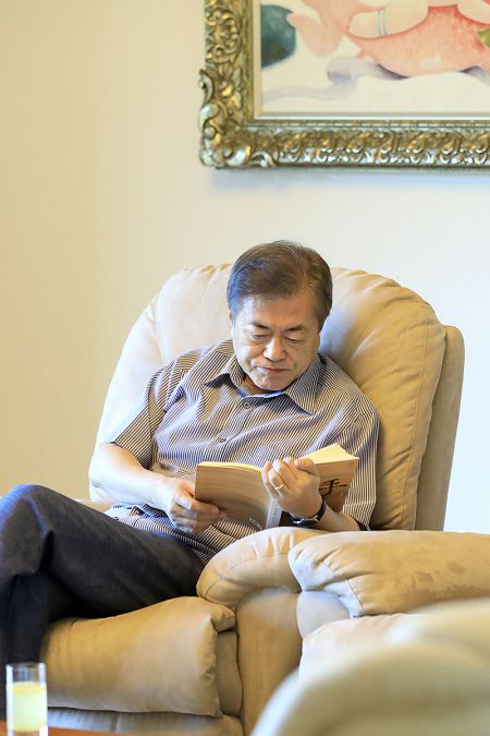 2019년 휴가지에서 독서 중인 문재인 대통령. [청와대 제공]
